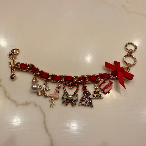 EUC Betsey Johnson Gold Tone Holiday Christmas Charm Toggle Bracelet - Picture 1 of 4